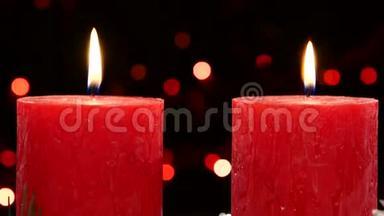两支带有圣诞装饰的红蜡烛